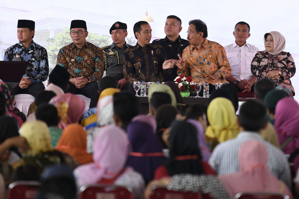 Turut hadir dalam acara tersebut, Menteri Agraria dan Tata Ruang/Kepala Badan Pertanahan Nasional Sofyan Djalil, Gubernur Jawa Barat Ridwan Kamil, dan Nurhayanti. 