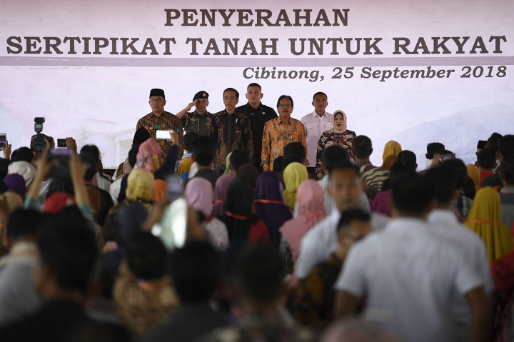 Acara dibuka dengan menyanyikan lagu 'Indonesia Raya'.