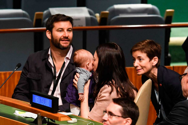 Dengan mengantungi kartu tanda peserta Sidang Umum PBB dengan sebutan 'Bayi Pertama Selandia Baru', Bayi Neve Te Aroha duduk bersama ibu-ayahnya, Jacinda Ardern dan  Clarke Gayford, dan perutusan lain Selandia Baru.