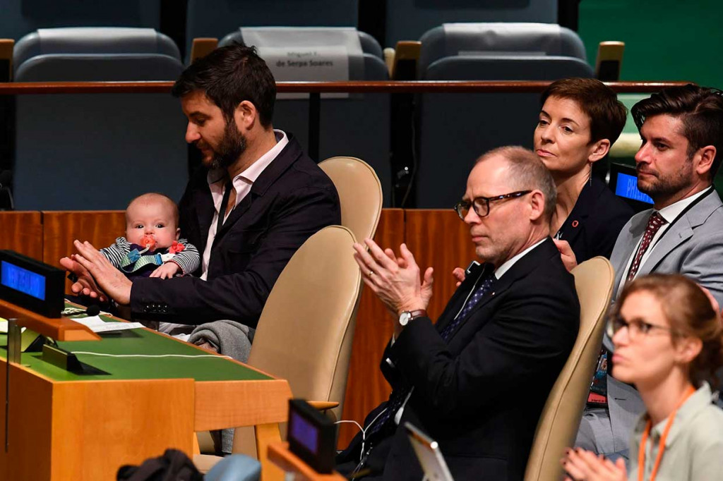 Bayi Neve diasuh sang ayah Gayford, saat ibunya Ardern berpidato dalam pertemuan puncak KTT Perdamaian Nelson Mandela di Majelis Umum PBB, New York, Senin, 24 September waktu setempat. 