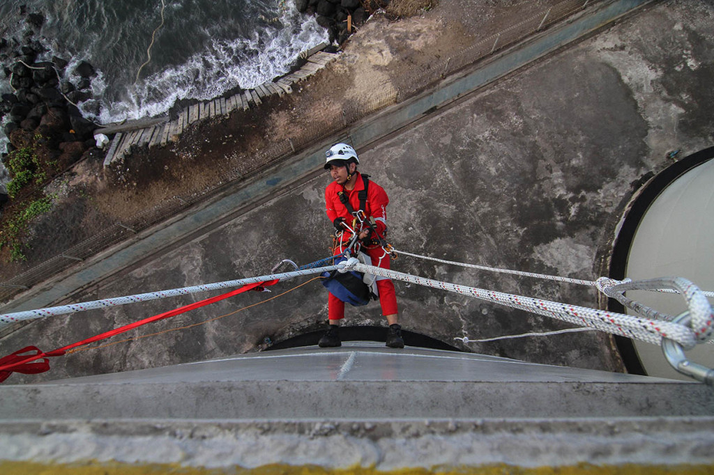 Aktivis Greenpeace menaiki kilang timbun minyak sawit milik PT Multi Nabati Sulawesi (PT MNS) saat melakukan aksi di Bitung, Sulawesi Utara. Dua puluh tiga aktivis Greenpeace dari sejumlah negara bersama empat personel grup band Boomerang melakukan aksi damai dengan menduduki kapal penyuplai minyak sawit dan tangki timbun milik PT Multi Nabati Sulawesi (PT MNS), salah satu fasilitas kilang minyak sawit milik Wilmar.
