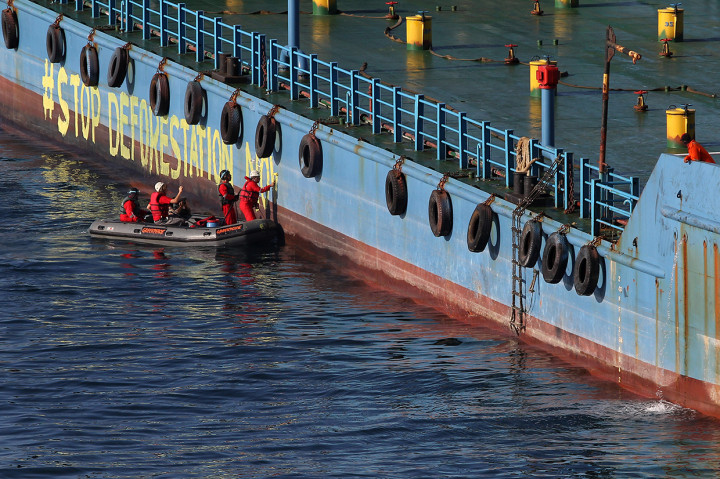 Aktivis Greenpeace mengecat mengecat lambung kapal tangker bertuliskan ‘Stop Deforestation Now’ dan menempelkan pesan ‘Sawitmu Merusak Hutan. Salah satu fasilitas kilang minyak sawit milik Wilmar diduga menghancurkan hutan hujan di Kalimantan dan Papua.
