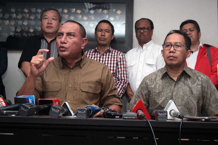 Ketua Umum PSSI Edy Rahmayadi (kiri) didampingi Wakil Ketua Umum PSSI Joko Driyono memberikan keterangan pers mengenai penghentian sementara kompetisi sepak bola Liga I di Jakarta, Selasa, 25 September 2018.