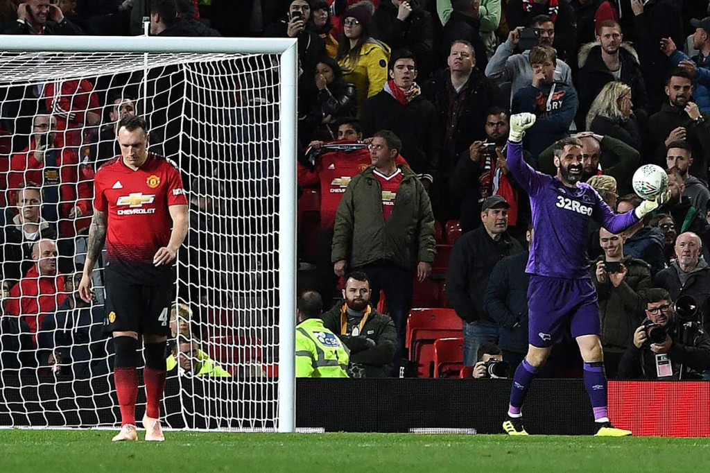 Penjaga gawang Derby County Scott Carson meluapkan kegembiraannya usai menggagalkan eksekusi penalti Phil Jones, pada drama adu penalti pertandingan putaran ketiga Piala Liga Inggris, Rabu, 26 September 2018 dini hari WIB.