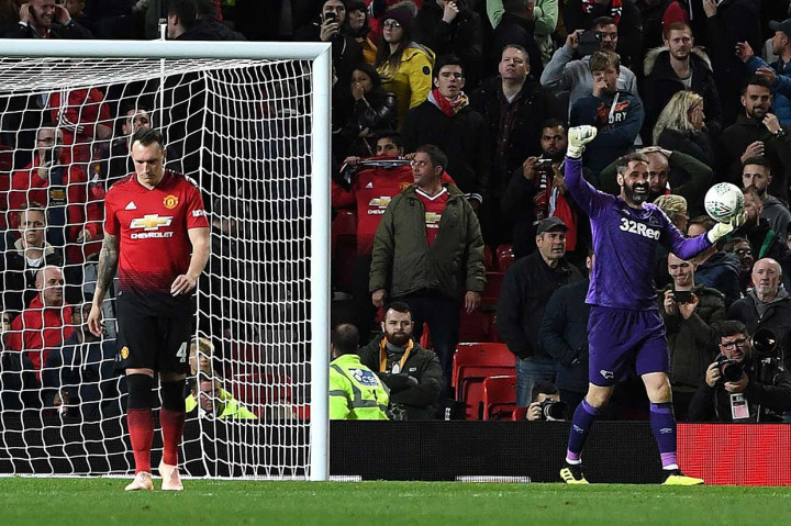 Penjaga gawang Derby County Scott Carson meluapkan kegembiraannya usai menggagalkan eksekusi penalti Phil Jones, pada drama adu penalti pertandingan putaran ketiga Piala Liga Inggris, Rabu, 26 September 2018 dini hari WIB.