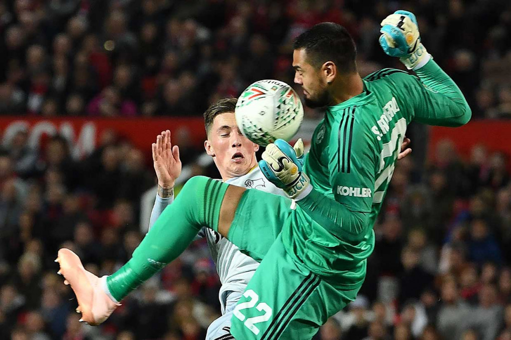 Romero diganjar kartu merah setelah menyentuh bola di luar kotak penalti.