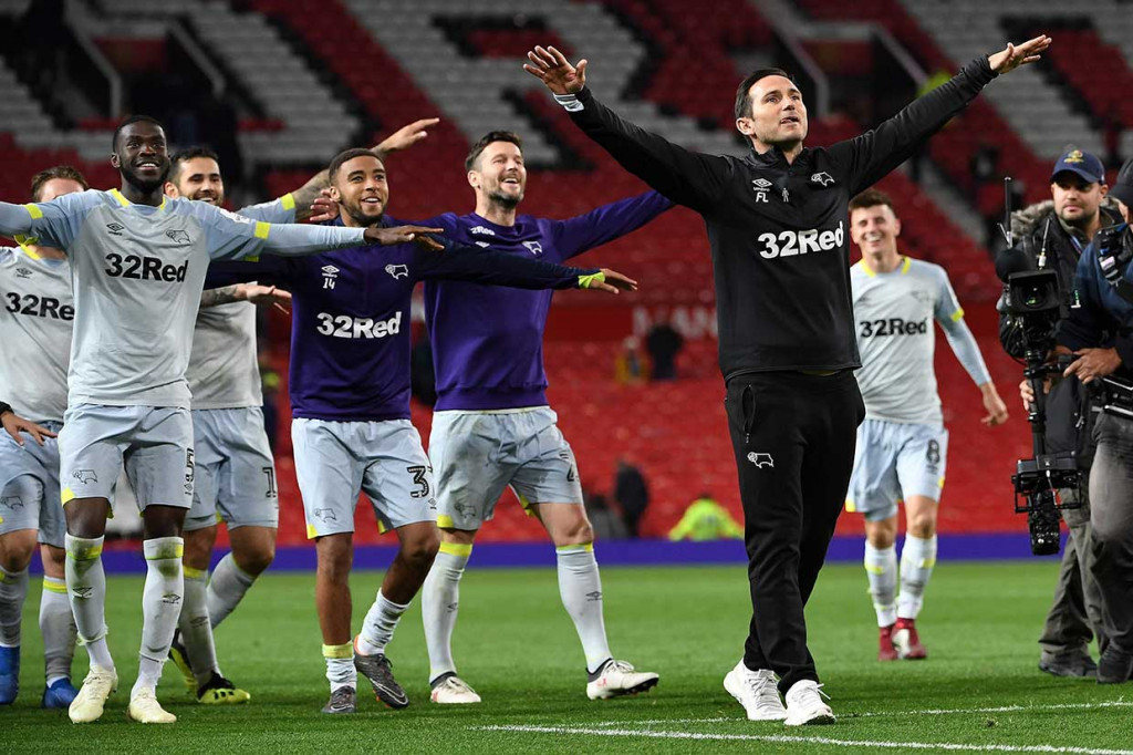 Pelatih baru Derby Frank Lampard melakukan selebrasi bersama para pemain usai menundukkan MU lewat drama adu penalti.