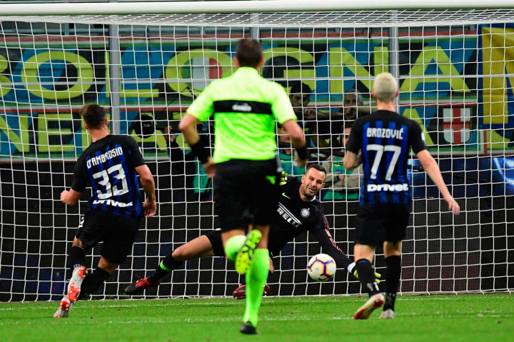 Pada menit ke-32 Fiorentina berpeluang membuka skor lewat Giovanni Simeone. Namun tendangannya masih mampu ditepis kiper Inter Samir Handanovic. 