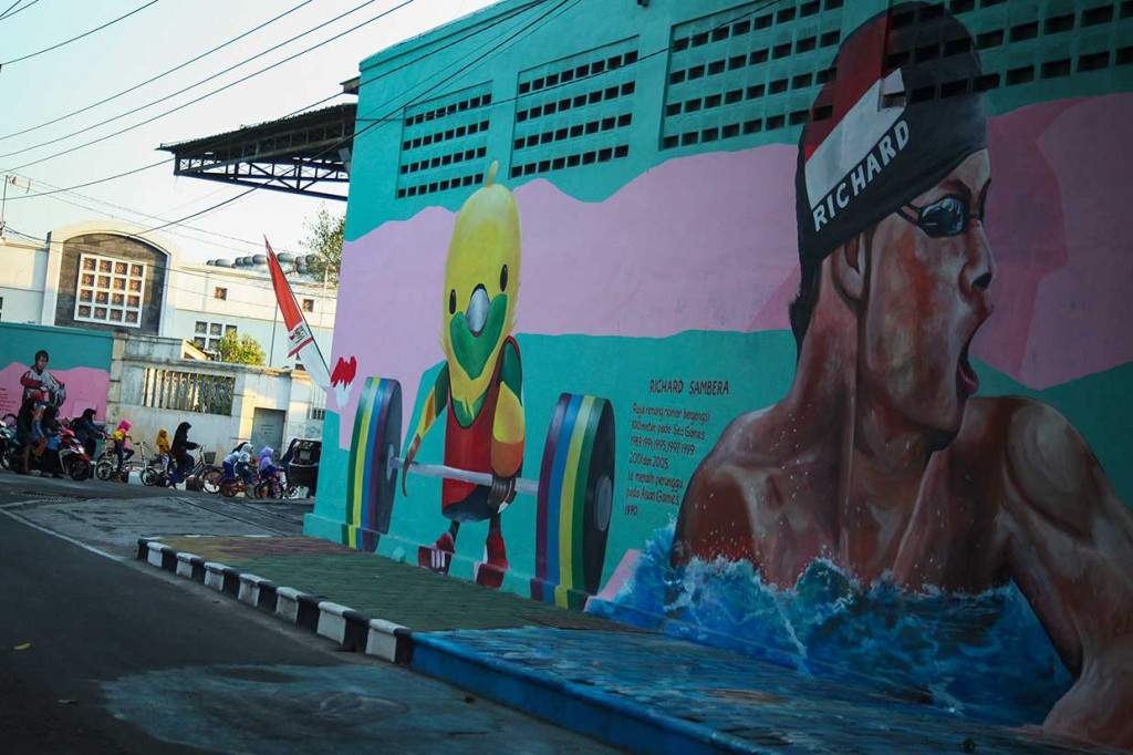Contohnya di Solo, sejumlah seniman mural dari Komunitas Mewarnai Indonesia Mural Company menggambar ekpresi atlet-atlet Indonesia peraih medali emas Asian Games 2018 di Kampung Asian Games Pucang Sawit, Solo. 