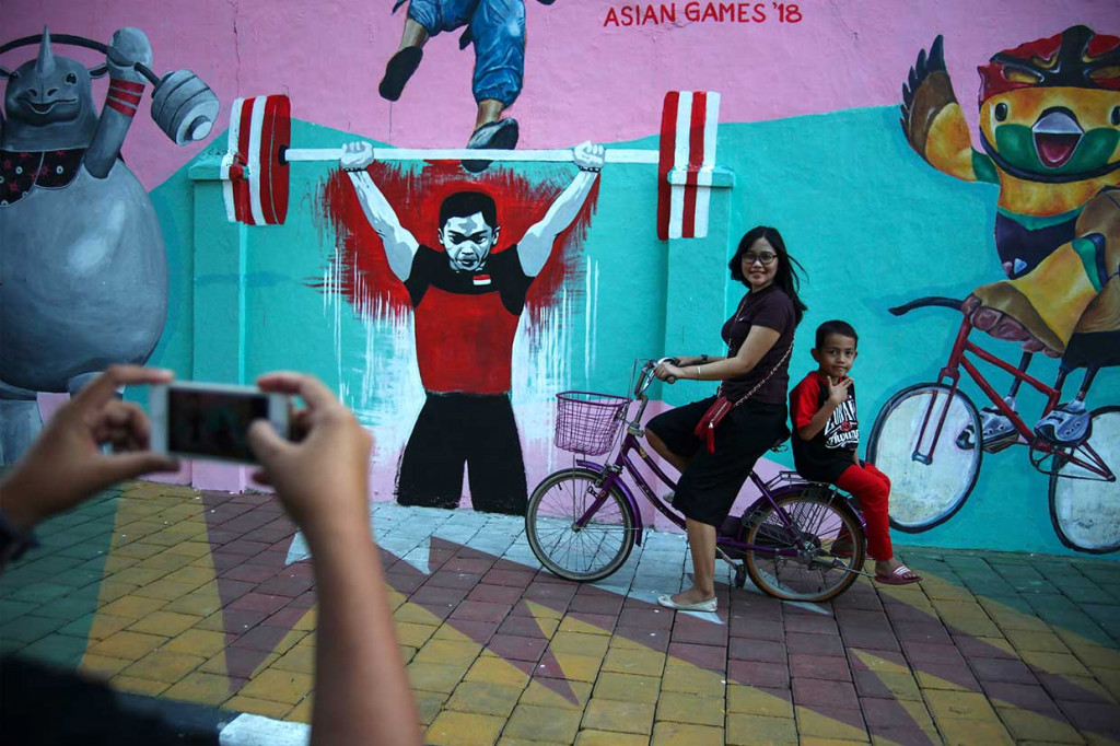 Selain membuat lingkungan menjadi terlihat cantik dan lebih rapi, keberadaan mural di kampung itu bisa menjadi daya tarik wisatawan untuk datang berfoto.