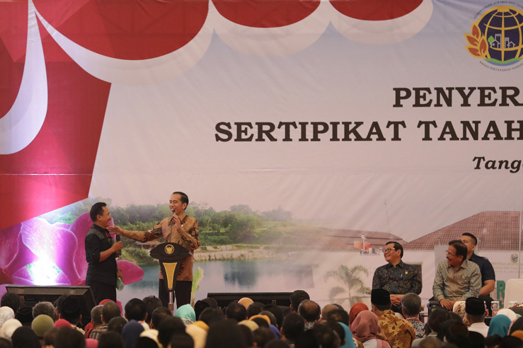 Badan Pertanahan Nasional (BPN) membagikan 10.000 sertifikat tanah gratis untuk masyarakat Tangerang Selatan dan Kabupaten Tangerang, dan akan membagikan 400 ribu sertifikat tanah gratis untuk masyarakat Banten hingga 2023 mendatang.