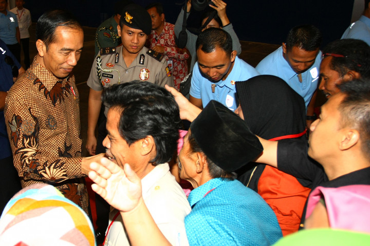 Presiden Joko Wido bersalaman dengan masyarakat penerima sertifikat tanah gratis saat acara Penyerahan Sertifikat Tanah Untuk Rakyat di Indonesia Convention Exhibition (ICE) Serpong, Kabupaten Tangerang, Banten.