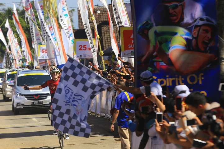 Pebalap sepeda asal Australia Marcus Culey ST George Continental Team dari Australia melakukan selebrasi saat menjadi yang pertama mencapai garis finis pada kejuaraan International Tour de Banyuwangi Ijen (ITDBI) di Banyuwangi, Jawa Timur.