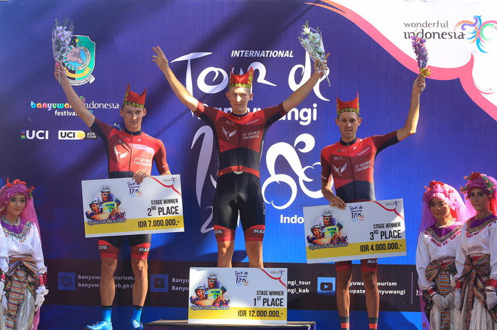 Pebalap sepeda Marcus Culey (tengah) bersama Zenovich Mathew (kiri) dan Dyball Benjamin (kanan), dari ST George Continental Cycling Team, menerima hadiah setelah menjuarai International Tour de Banyuwangi Ijen (ITDBI) di Banyuwangi, Jawa Timur, Rabu (26/9). Pada etape pertama ITDBI tiga pebalap Australia dari ST George Continental Cycling Team menjadi yang tercepat, sementara Best Indonesian Riders diraih Selamat Juangga dari KFC Cycling Team. 