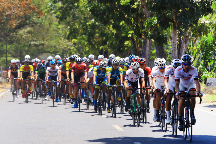 Pebalap sepeda beradu kecepatan pada kejuaraan balap sepeda International Tour de Banyuwangi Ijen (ITDBI) di Banyuwangi, Jawa Timur. Etape pertama ITDBI dengan rute depan Kantor Bupati Banyuwangi-Rowo Bayu sepanjang 153,1 kilometer itu, diikuti 92 pebalap dari 22 Negara.
