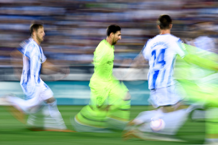Lionel Messi selalu menjadi sorotan pemain lawan ketika menguasai bola. Namun, aks pemain Argentina tersebut belum cukup maksimal pada laga ini. Afp Photo/Oscar Del Pozo