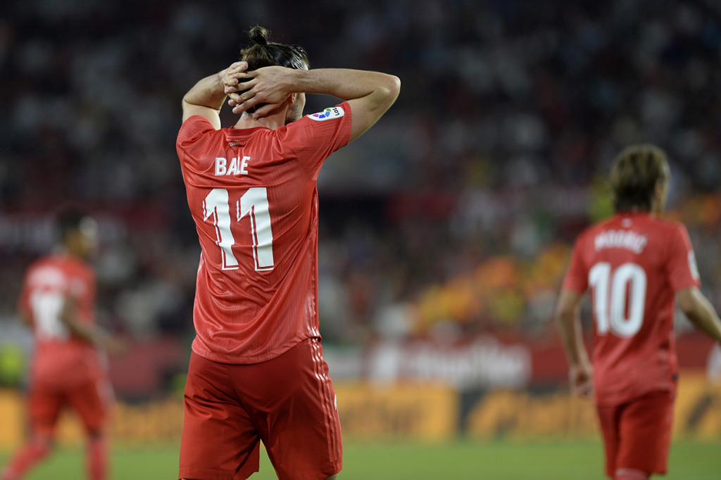 Hasil negatif juga dialami Real Madrid yang menuai kekalahan 0-3 dari Sevilla di Stadion Ramon Sanchez Pizjuan. Afp Photo/Cristina Quicler