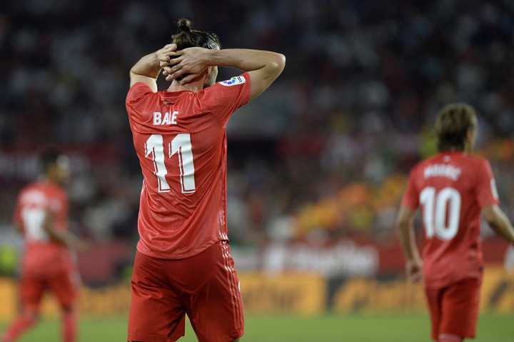 Hasil negatif juga dialami Real Madrid yang menuai kekalahan 0-3 dari Sevilla di Stadion Ramon Sanchez Pizjuan. Afp Photo/Cristina Quicler