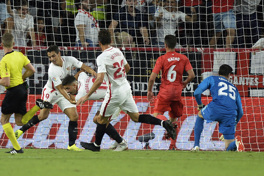 Kiper utama Real Madrid Thibaut Courtois harus memungut bola dari gawangnya sebanyak tiga kali. Ini menjadi kekalahan perdana sekaligus terbesar bagi Los Blancos musim ini. Afp Photo/Cristina Quicler