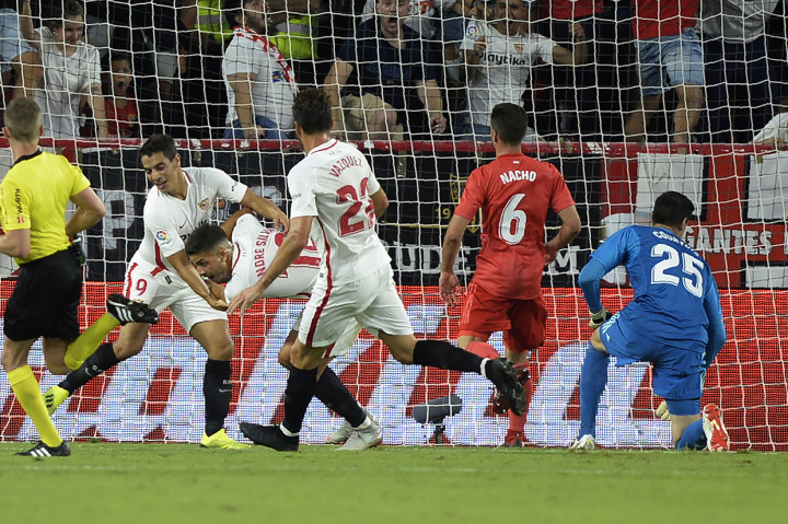 Kiper utama Real Madrid Thibaut Courtois harus memungut bola dari gawangnya sebanyak tiga kali. Ini menjadi kekalahan perdana sekaligus terbesar bagi Los Blancos musim ini. Afp Photo/Cristina Quicler