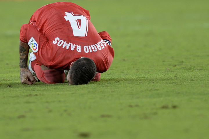 Ekspresi kapten Real Madrid Sergio Ramos usai kalah dari Sevilla. Meski demikian, Los Blancos masih tetap berada di posisi kedua klasemen dan hanya kalah selisih gol dari Barcelona. Afp Photo/Cristina Quicler