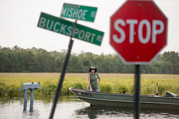 Angin kencang disertai hujan lebat menyebabkan banjir di Bucksport, South Carolina, Amerika Serikat.