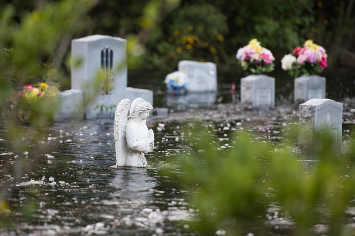 Pemakaman di wilayah Bucksport, South Carolina, Amerika Serikat terendam banjir akibat luapan air Sungai Waccamaw.