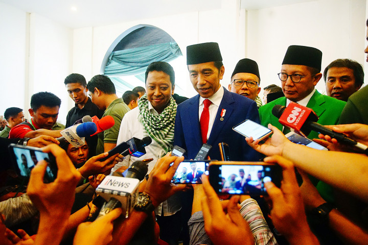 Presiden Jokowi memasuki ruangan acara bersama Ketua Umum PPP Romahurmuziy dan sejumlah elite parpol Koalisi Indonesia Kerja pendukung pasangan Jokowi-Ma'ruf Amin.