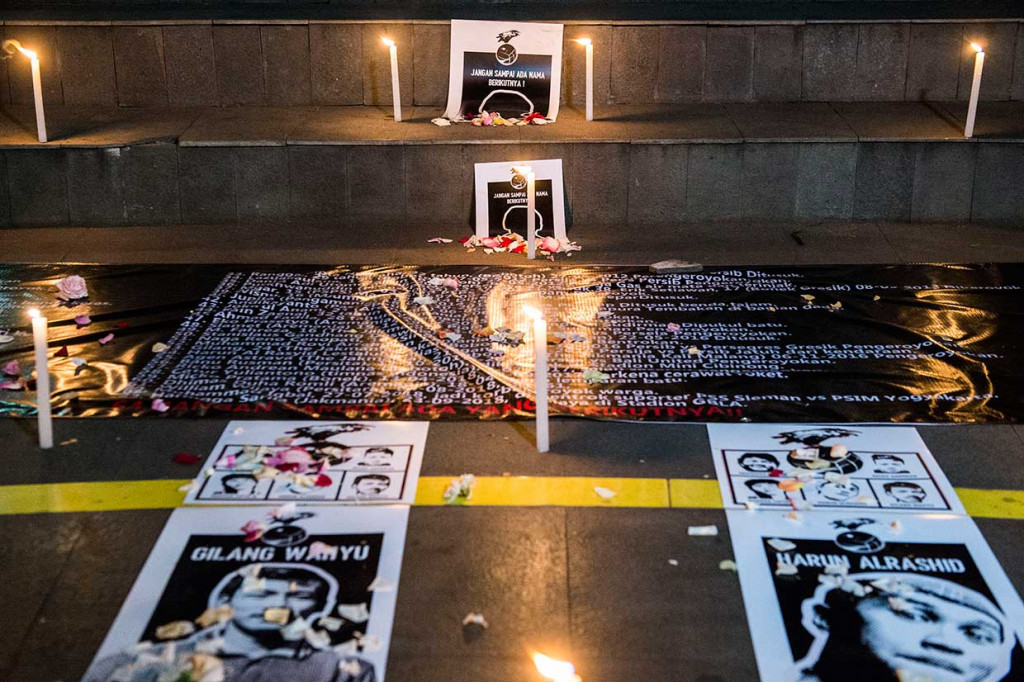 Foto-foto suporter korban meninggal karena sepak bola dipasang saat aksi simpatik solidaritas suporter.