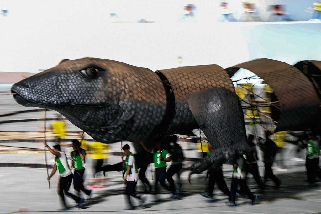 Sejumlah penari membawa instalasi komodo raksasa saat latihan untuk upacara pembukaan Asian Para Games 2018 di Stadion Utama Gelora Bung Karno, Senayan, Jakarta, Kamis, 27 September 2018.