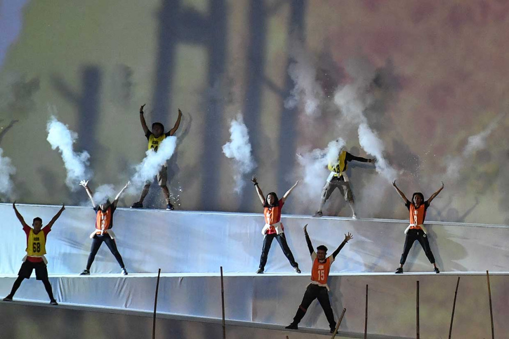 Penari melakukan latihan untuk tampil dalam upacara pembukaan Asian Para Games 2018 di Stadion Utama Gelora Bung Karno.
