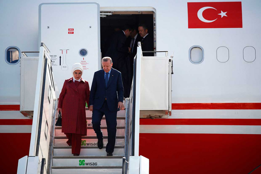 Presiden Turki Recep Tayyip Erdogan bersama Ibu Negara Emine Erdogan turun dari pesawat saat tiba di terminal militer Bandar Udara Tegel, Berlin, Kamis, 27 September waktu setempat.