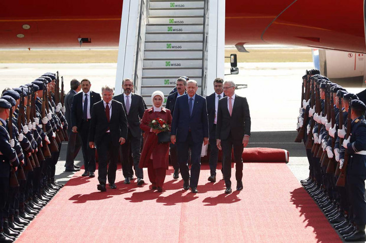 Erdogan dan istri disambut para pejabat senior Jerman dan 21 tembakan penghormatan. Selama kunjungannya, Erdogan disertai oleh beberapa menteri penting, termasuk menteri ekonomi, keuangan dan perindustrian.