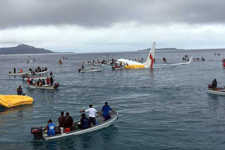 Sebuah pesawat Niugini Air tercebur ke laguna setelah melampaui landasan pacu di Bandara Weno. Penyebab kecelakaan belum jelas.
