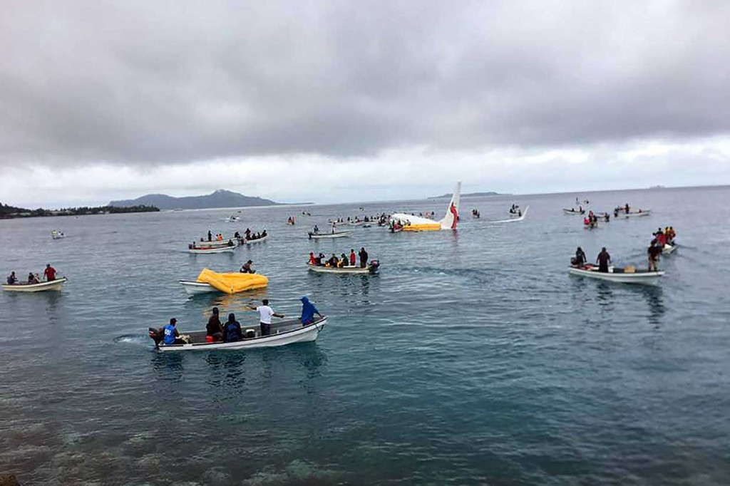 Pejabat bandara Jimmy Emilio mengatakan, semua 36 penumpang dan 11 awak aman dan tidak ada luka serius, namun mereka dibawa ke rumah sakit untuk pemeriksaan.