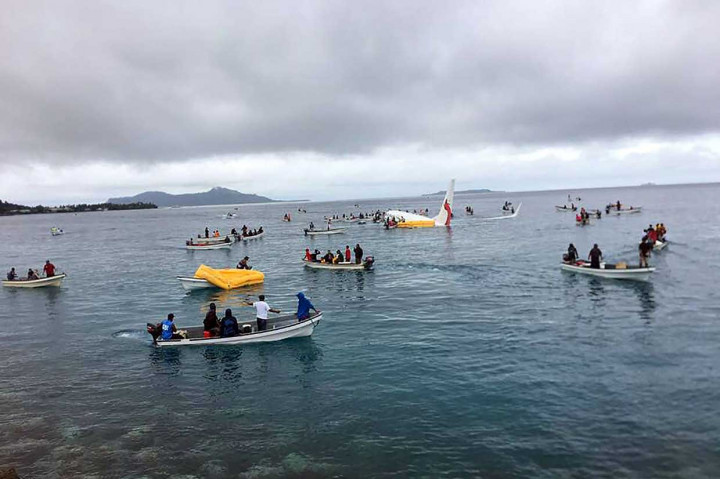 Pejabat bandara Jimmy Emilio mengatakan, semua 36 penumpang dan 11 awak aman dan tidak ada luka serius, namun mereka dibawa ke rumah sakit untuk pemeriksaan.