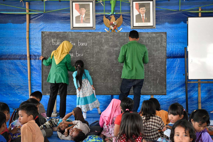 Sejumlah siswa belajar di tenda sekolah darurat di SDN 1 Guntur Macan Desa Guntur Macan, Kecamatan Gunungsari, Lombok Barat, NTB, Jumat, 28 September 2018.
