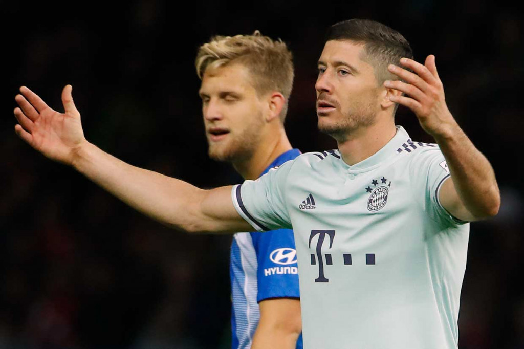 Tandukan Robert Lewandowski pada fase awal pertandingan masih melambung di atas mistar gawang.