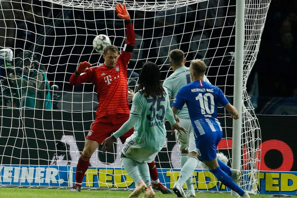 Pada akhir babak pertama Hertha Berlin menggandakan keunggulan lewat Ondrej Duda.