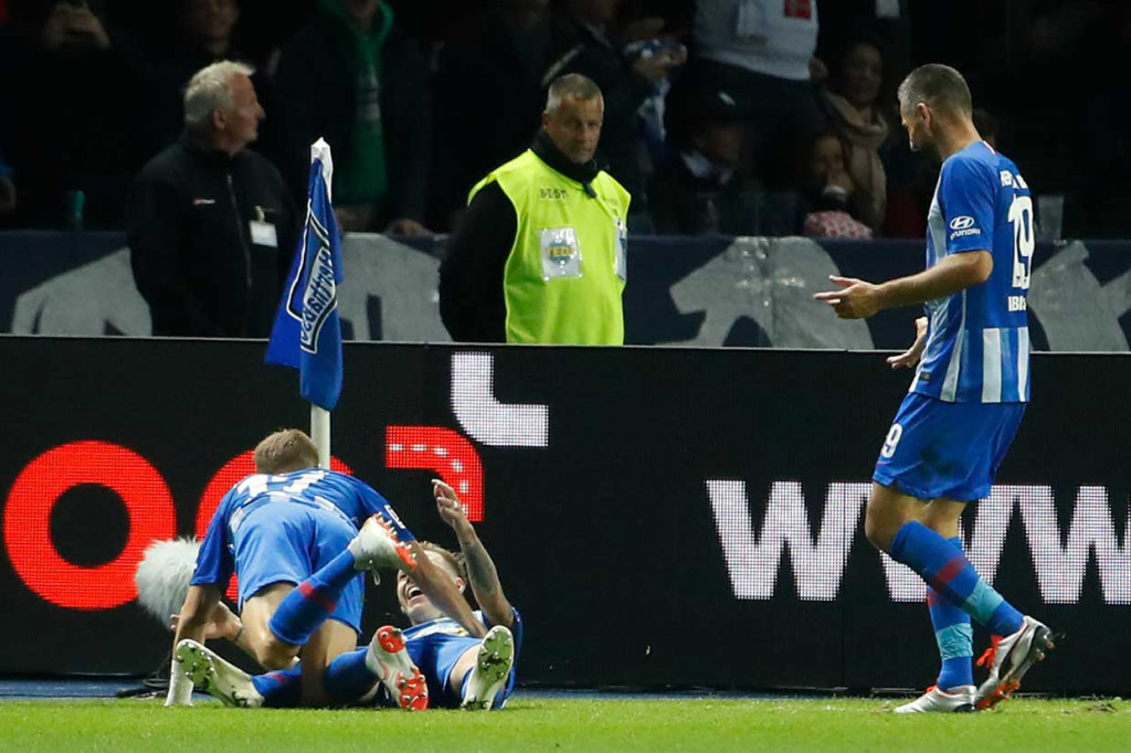 Duda melakukan selebrasi bersama rekan-rekan setimnya.