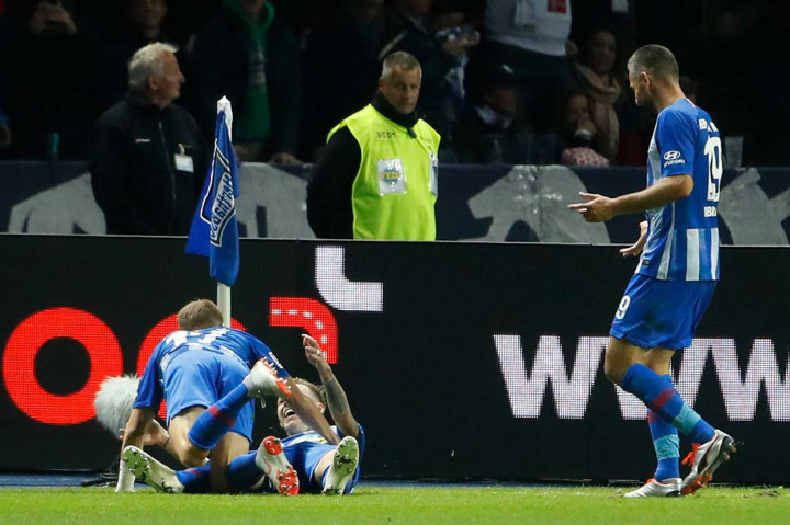 Duda melakukan selebrasi bersama rekan-rekan setimnya.