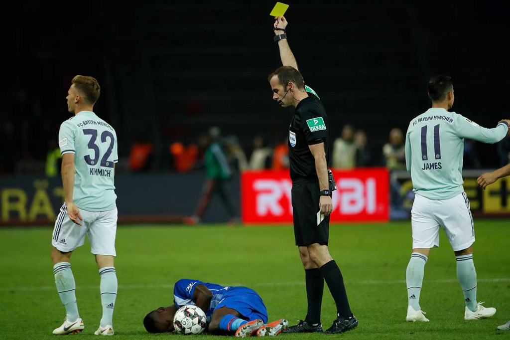 Gelandang Muenchen Joshua Kimmich diganjar kartu kuning karena melakukan pelanggaran terhadap Salomon Kalou.