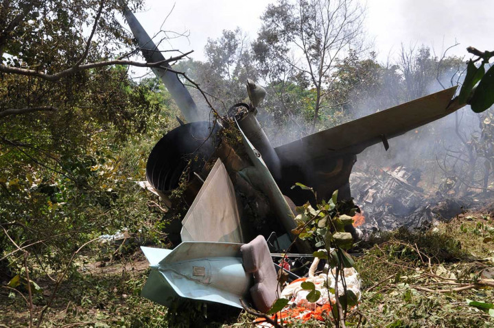 Reruntuhan salah satu jet tempur Angkatan Udara Nigeria yang jatuh saat latihan menjelang peringatan Kemerdekaan Nasional di Katampe Hills, di pinggiran Abuja, Jumat, 28 September waktu setempat.