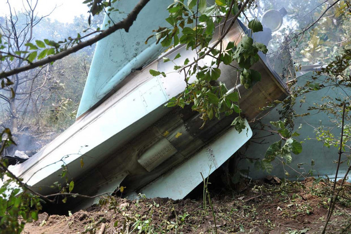 Insiden kecelakaan terjadi saat dua jet tempur melakukan latihan dan bersenggolan di udara. Salah satu jet tempur jatuh dan terbakar.