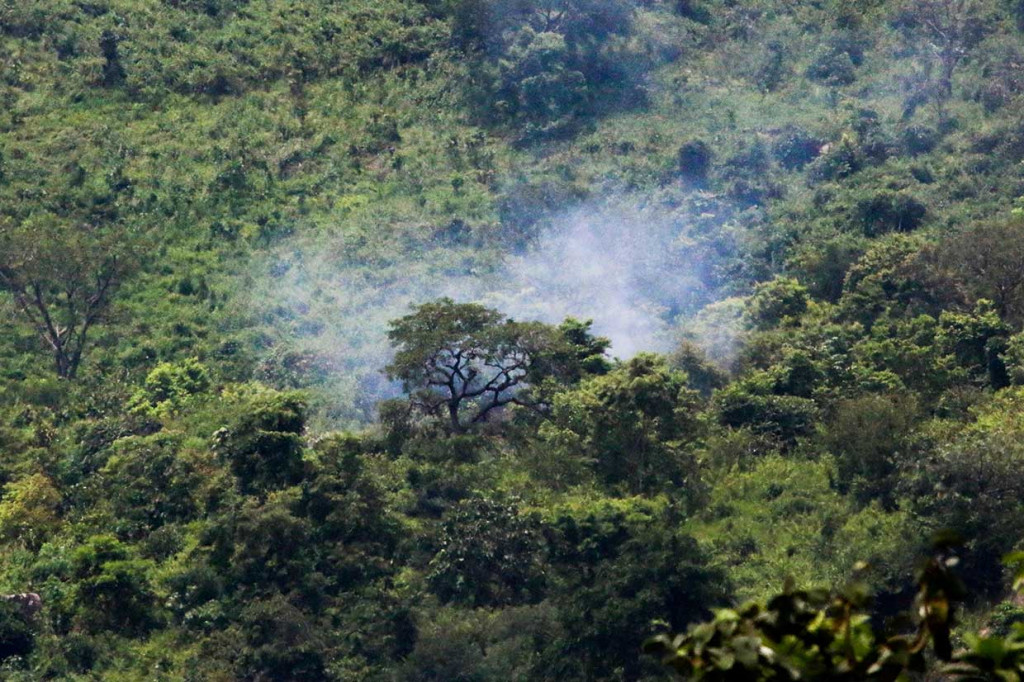 Saksi mata menyatakan bahwa dia melihat dua jet tempur terbang di ketinggian rendah, dan salah satunya kemudian menabrak bukit di Katampe.