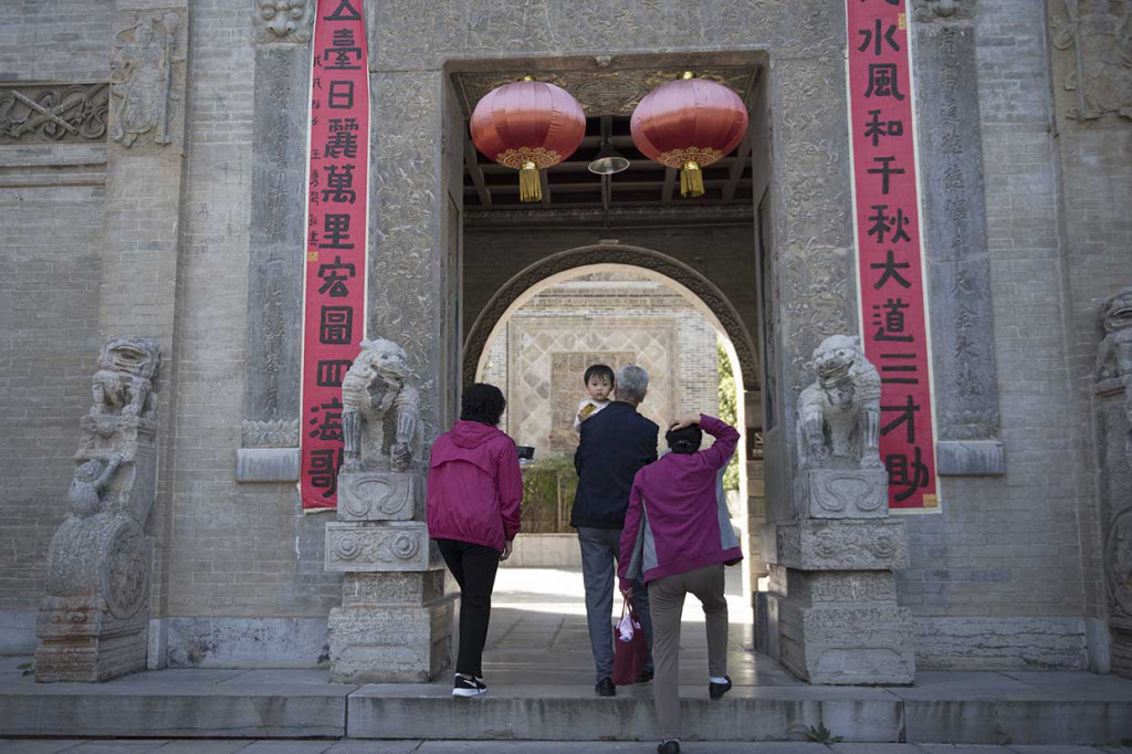 Wisatawan berjalan masuk ke dalam Museum Guanzhong Folk Art, di Xi'an, Shaanxi, Tiongkok.
