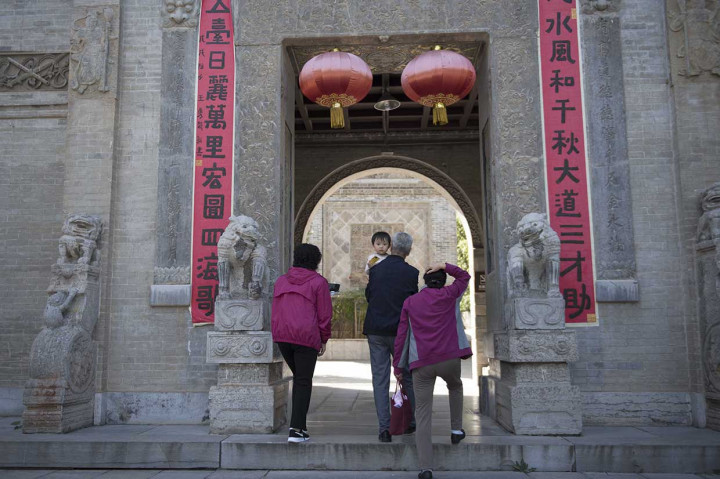 Wisatawan berjalan masuk ke dalam Museum Guanzhong Folk Art, di Xi'an, Shaanxi, Tiongkok.