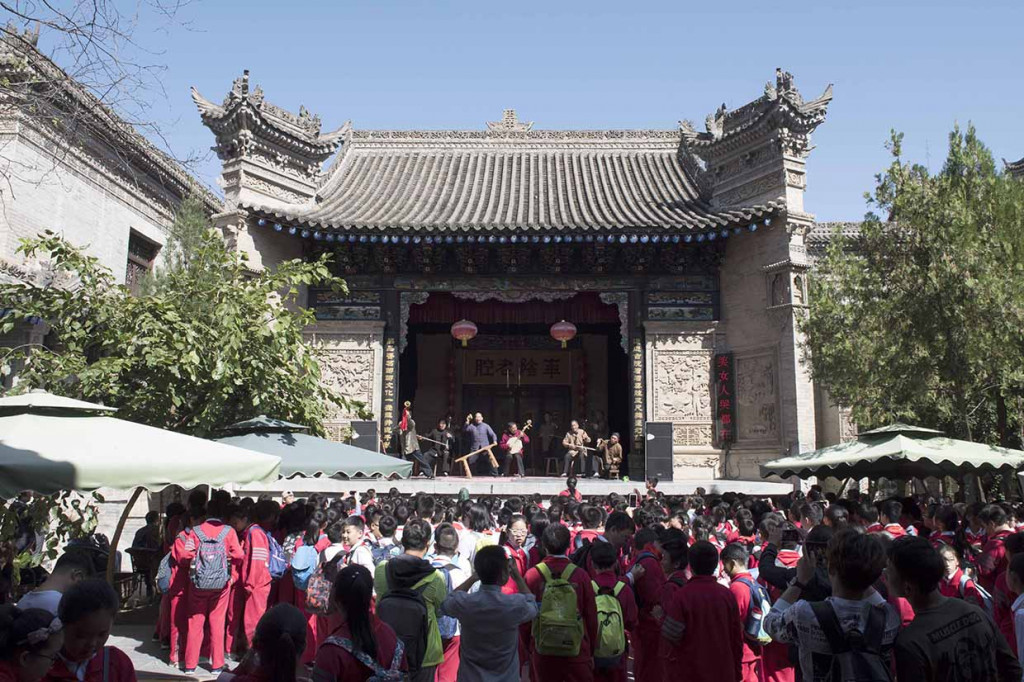 Sejumlah pelajar bersama pengunjung lainnya menyaksikan pertunjukkan seni musik dan budaya tempo dulu di Museum Guanzhong Folk Art, di Xi'an, Shaanxi. Museum Guanzhong Folk Art merupakan museum non pemerintah yang dibangun oleh Wang Yangchao berada di Wutai, distrik Chang'an dengan luas areal 11 hektar dan dibangun selama 20 tahun sejak tahun 1980.