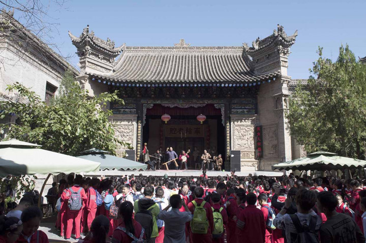Sejumlah pelajar bersama pengunjung lainnya menyaksikan pertunjukkan seni musik dan budaya tempo dulu di Museum Guanzhong Folk Art, di Xi'an, Shaanxi. Museum Guanzhong Folk Art merupakan museum non pemerintah yang dibangun oleh Wang Yangchao berada di Wutai, distrik Chang'an dengan luas areal 11 hektar dan dibangun selama 20 tahun sejak tahun 1980.