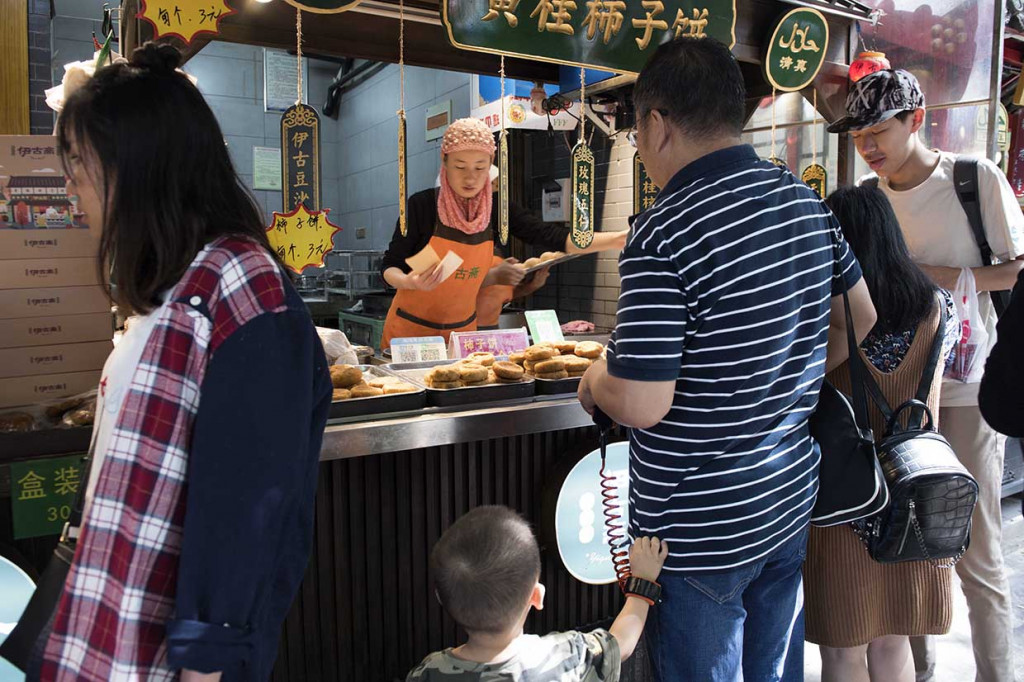 Kawasan itu merupakan tempat komunitas muslim terbesar di kota Xi'an dengan pemeluk Islam mencapai 80 persen dan merupakan salah satu komunitas muslim terbesar di Tiongkok.